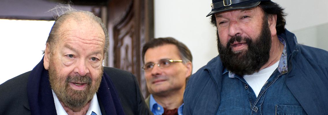 Der italienische Schauspieler Bud Spencer (l) und sein Double Klaus Löffler in Schwäbisch Gmünd. Der 82-jährige Bud Spencer, hatte in der Stadt das Freibad auf seinen Namen getauft.