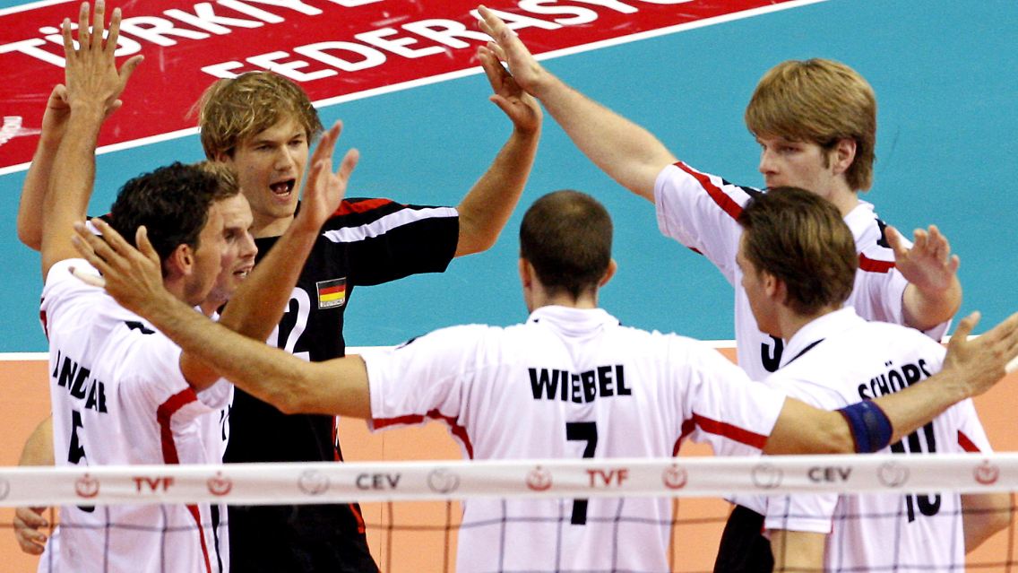Das war knapp: Die deutschen Vollyballer sind unter den besten zwölf Mannschaften der EM.