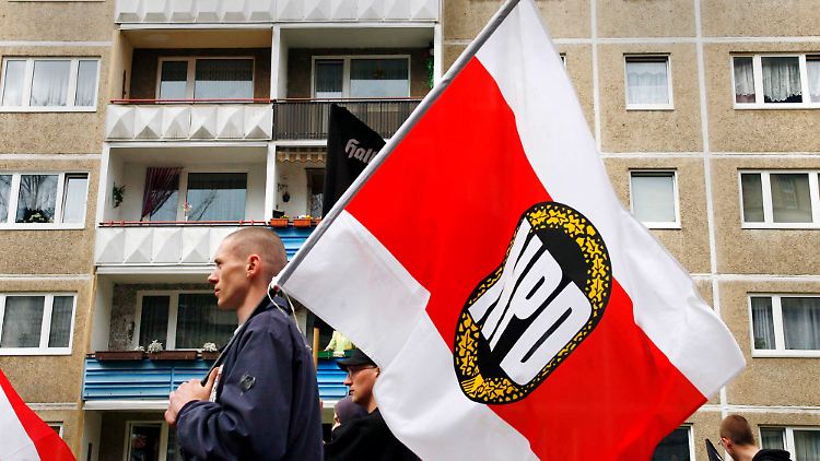 Anhänger der NPD ziehen durch Halberstadt.