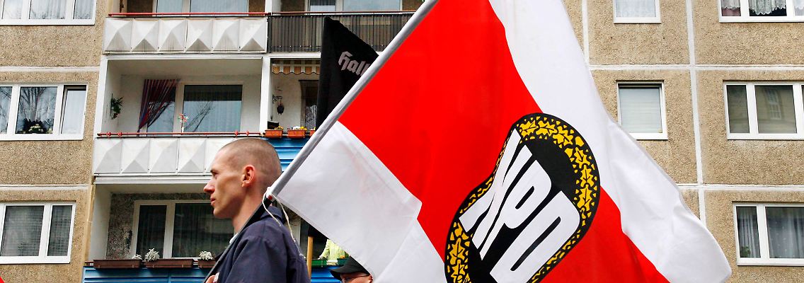 Anhänger der NPD ziehen durch Halberstadt.