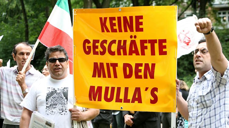 Proteste von Exil-Iranern in Hamburg. Das Ölland Iran hatte Benzin rationieren müssen.
