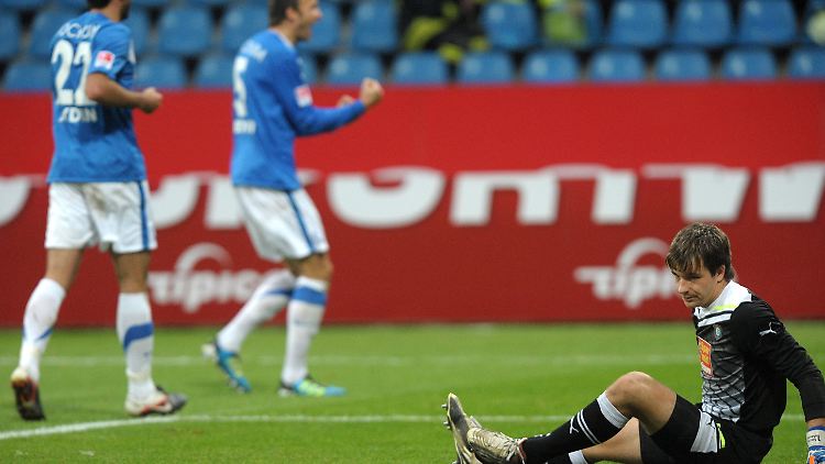 Aues Torwart Martin Männel musste sechsmal hinter sich greifen.