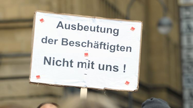 Die Mitarbeiter der Postbank wehren sich gegen Lohnkürzungen und längere Arbeitszeiten.