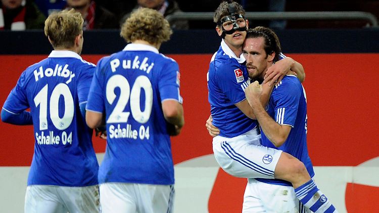 Der "Hunter" mit der Maske: Huntelaar lässt sich für seinen Führungstreffer feiern.