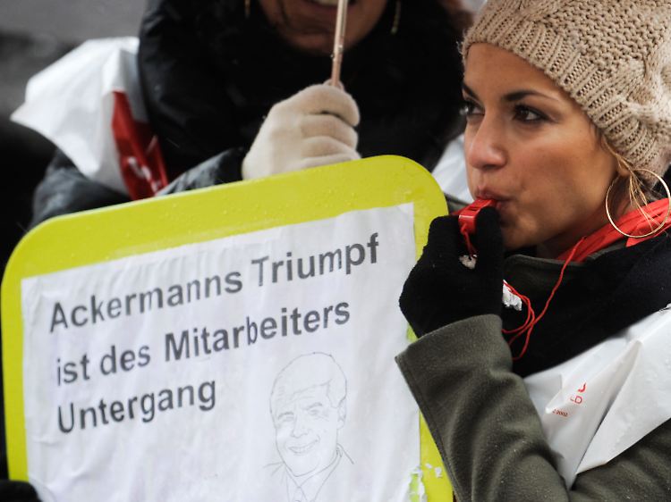 Die Übernahme löst Unmut aus: Eine Mitarbeiterin der Postbank demonstriert gegen die Umbau-Pläne.