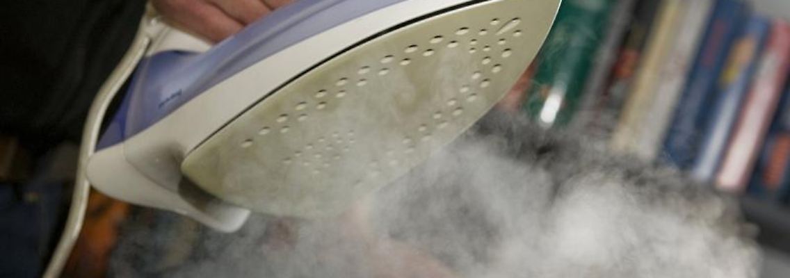 Mit Dampf lassen sich Wäscheberge schnell und effektiv bewältigen. (Bild: Franziska Koark/dpa/tmn)