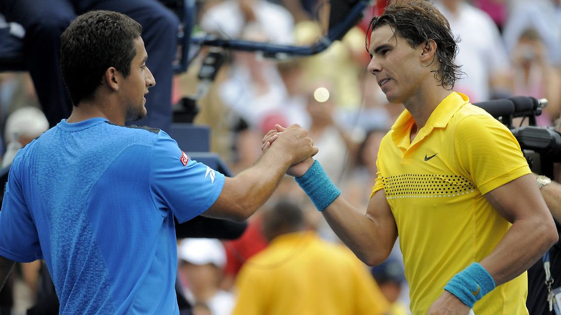 Glückwunsch: Nicolas Almagro gratuliert seinem spanischen Landsmann Rafael Nadal.