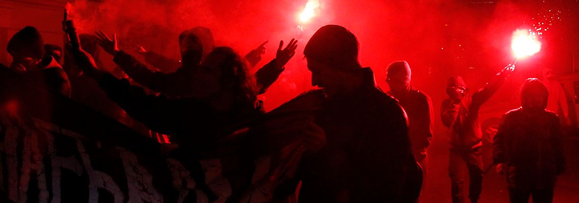 Demonstranten protestieren in Moskau gegen die Wahl.