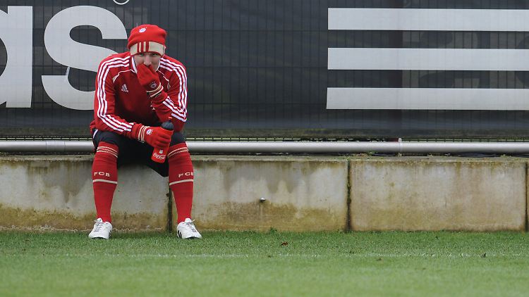 Bastian Schweinsteiger trainiert schon wieder mit dem Ball und hat keine Probleme dabei.