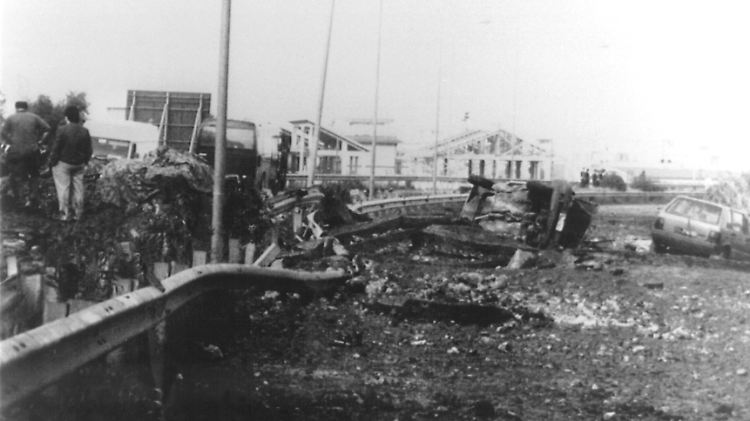 Blick auf die Unglückstelle auf der Autobahn Palermo - Trapani, wo der Jurist und prominenteste Mafia-Jäger Italiens, Giovanni Falcone, am 23. Mai 1992 durch ein Bombenattentat getötet wurde. Laut Vitale kannten ihre Brüder die "Terroristen".