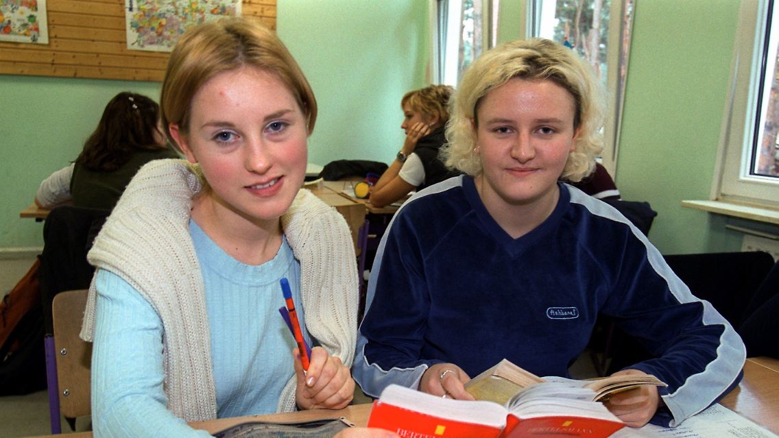 Alexzandra und Ina sitzen in Löcknitz (Uecker-Randow-Kreis) gemeinsam auf der Schulbank des deutsch-polnischen Gymnasiums.