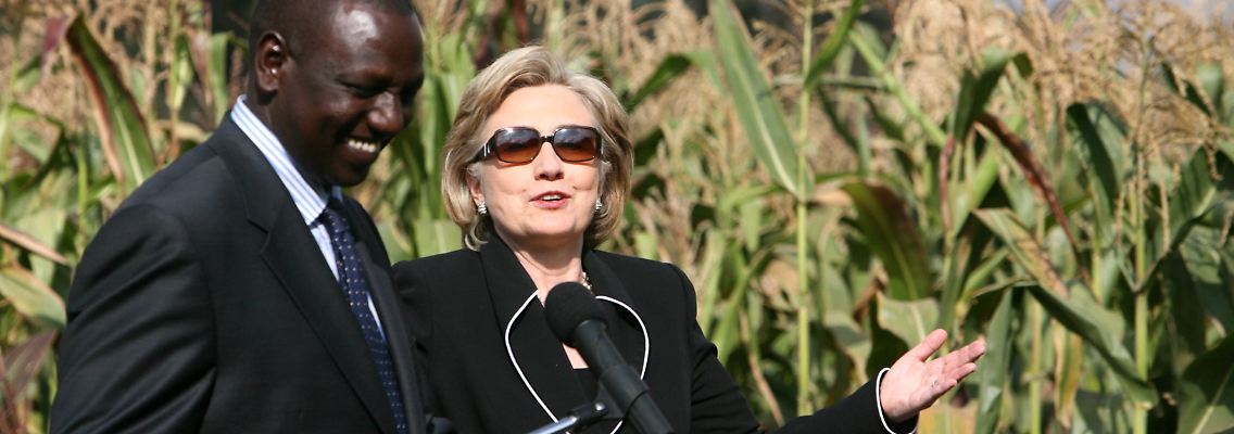 Clinton spricht mit Landwirtschaftsminister Ruto über das Ernährungsprogramm Kenias.
