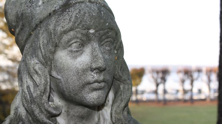 Friedrich Salomon Beer schuf die Skulptur nach dem Selbstbildnis von Dürer.