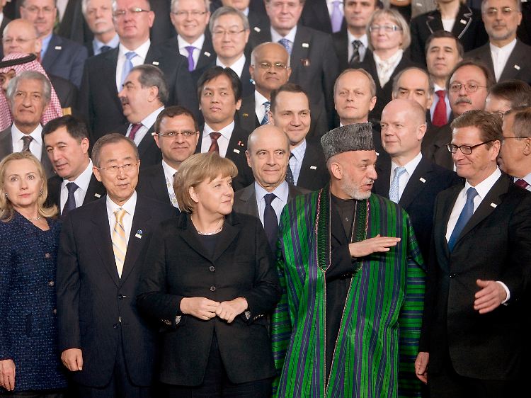 Gruppenbild mit Damen und grünem Gewand.