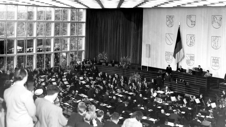 Das Archivbild zeigt den Bundestag bei seiner konstituierenden Sitzung am 7. September 1949.
