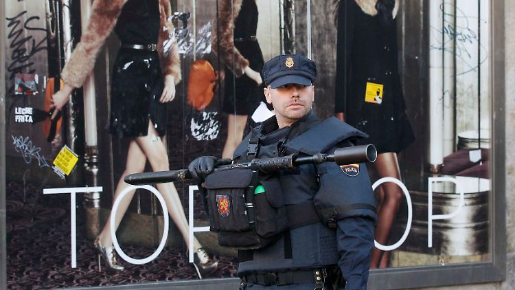 Schwer bewaffnete Sicherheitskräfte riegeln die Umgebung ab.