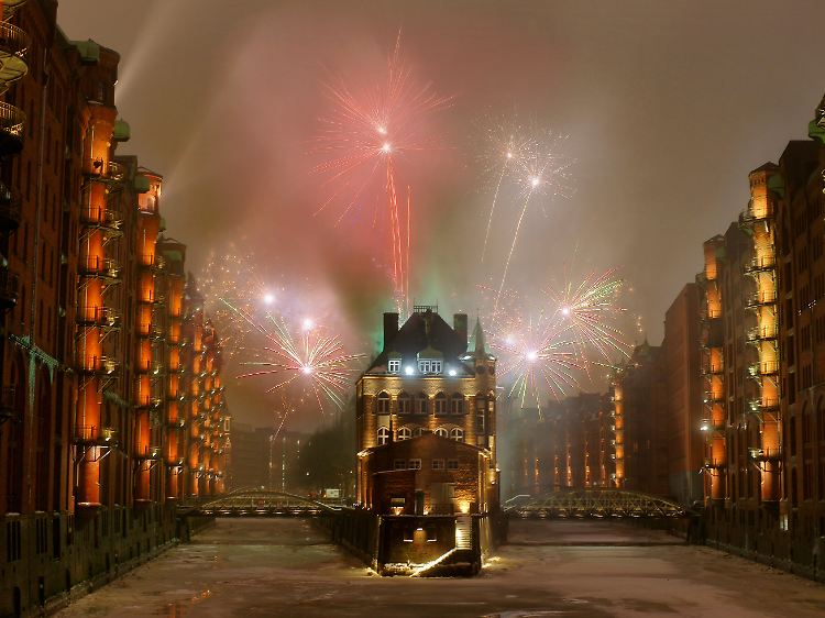 Silvesterraketen über der Hamburger Speicherstadt: Hamburg liegt auf Platz 2 der Silvester-Reiseziele.
