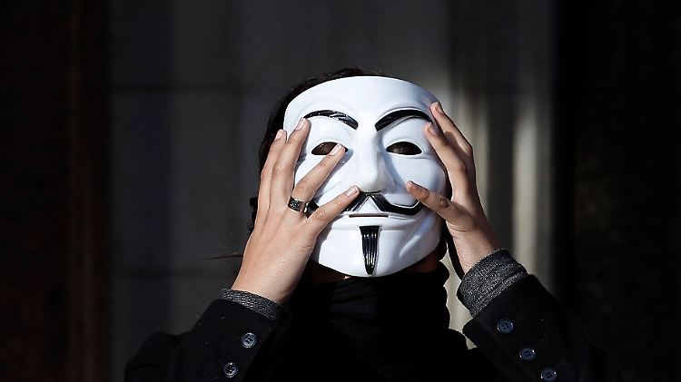 Ein Assange-Unterstützer mit Anonymous-Maske vor dem Londoner High Court.