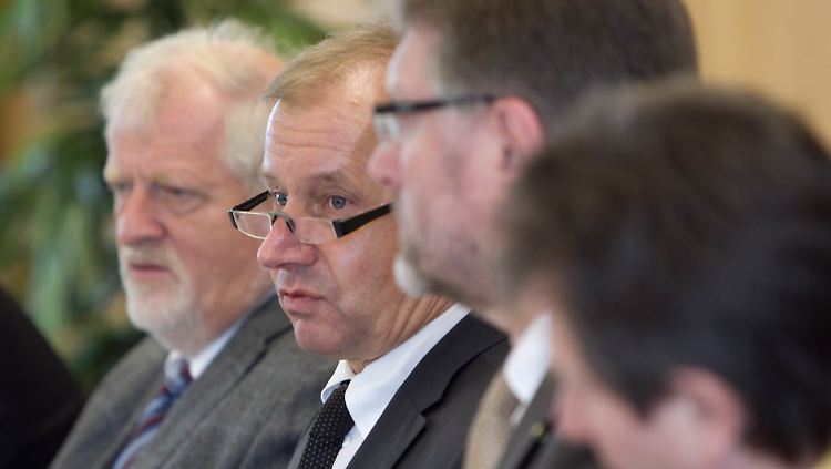 Der Leitende Oberstaatsanwalt Ernst Peter Hirschmann (v.l.), Generalstaatsanwalt Ralf-Dieter Sahm der Direktor des saarländischen Landeskriminalamtes, Franz Josef Biesel, und Kriminaldirektor Werner Schwinn informieren auf einer Pressekonferenz.