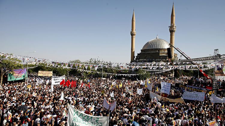 Tausende Kurden demonstrieren in Diyabakir für mehr Rechte. Die seit Monaten engekündigten Reformen sind bisher ausgebleiben.