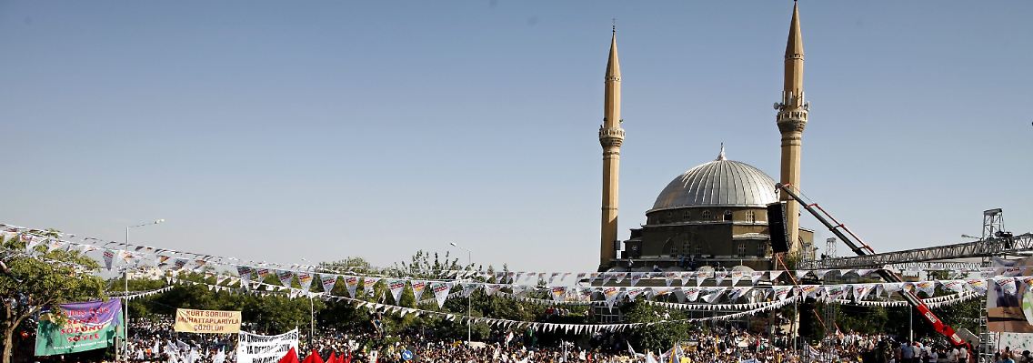 Tausende Kurden demonstrieren in Diyabakir für mehr Rechte. Die seit Monaten engekündigten Reformen sind bisher ausgeblieben.