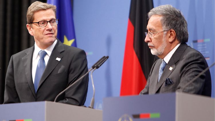 Außenminister Guido Westerwelle ( l.) und der afghanische Amtskollege Salmai Rassul auf der Konferenz.