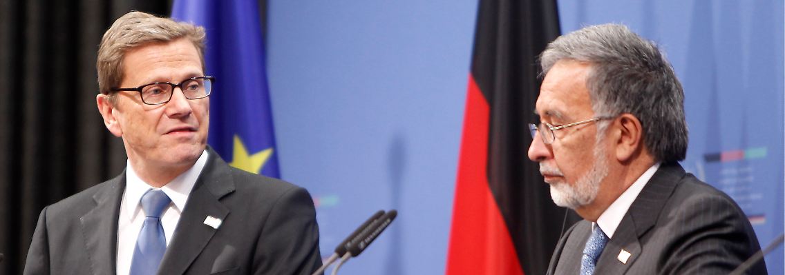 Außenminister Guido Westerwelle ( l.) und der afghanische Amtskollege Salmai Rassul auf der Konferenz.