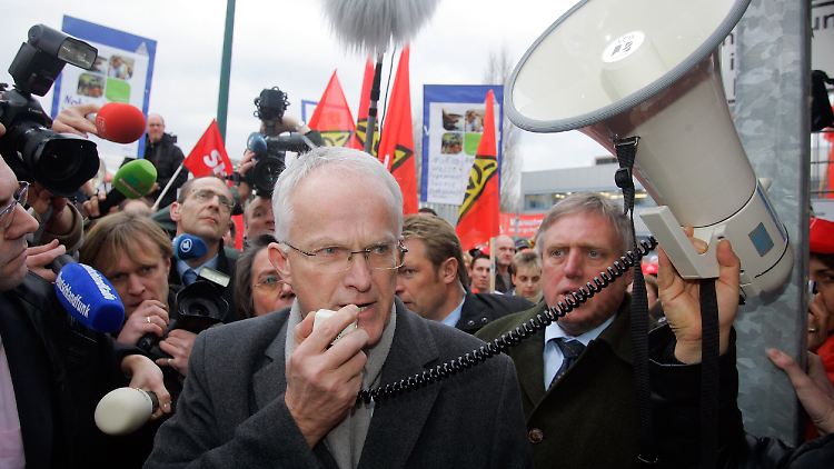 Rüttgers vor dem Nokia-Werk in Bochum.