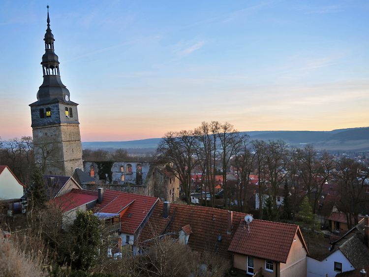 Der steht wirklich so schief. Immerhin 4,50 Meter aus der Achse. Der Turm von Pisa hat eine Schieflage von 4,43 Metern.