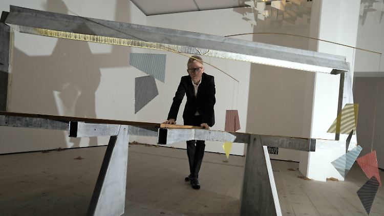 Martin Boyce in seiner Installation "'Do words have voices".