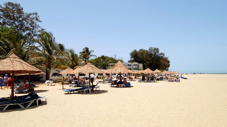 Die Strände in Gambia sind ideal für den Badeurlaub - Liegen und Sonnenschirme sind inklusive.