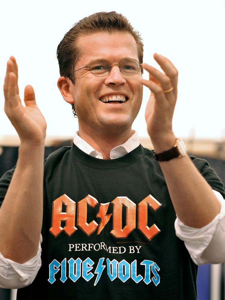 Die Zuhörer danken Guttenberg mit einem AC/DC-T-Shirt.