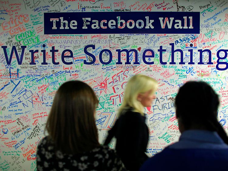 Schreckensbild aller Datenschützer: Gedankenlose Nutzer in sozialen Netzwerken wie Facebook.