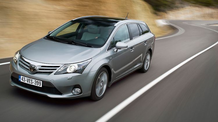 Äußerlich hat der Toyota Avensis eine schärfer gezeichnete Frontpartie bekommen.