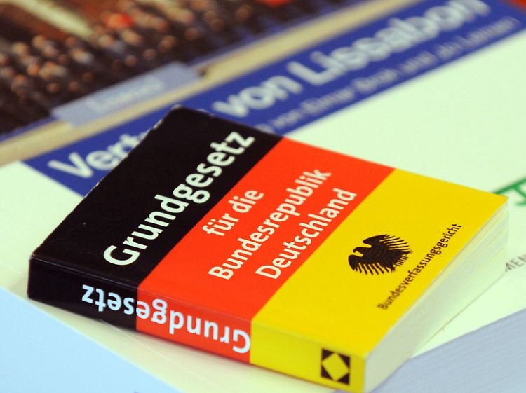 Müssen zusammenpassen: Der Vertrag von Lissabon und das deutsche Grundgesetz.