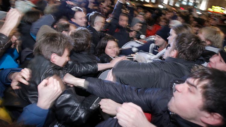Die Polizei nimmt am Abend hunderte Protestierende fest.