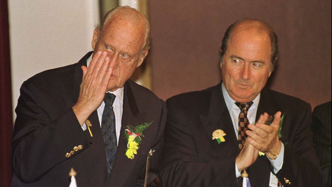 Die ISL-Akten, die Insidern zufolge Blatter und seinen sportpolitischen Ziehvater Joao Havelange schwer belasten, bleiben weiter geheim.