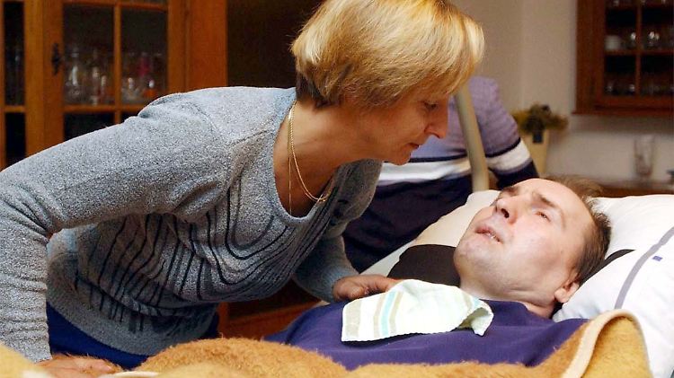 Die Krankheitsbilder Wachkoma, Demenz und schwere Alzheimer führt der Gesetzgeber als Beispiele an, die in der Patientenverfügung berücksichtigt werden sollten.