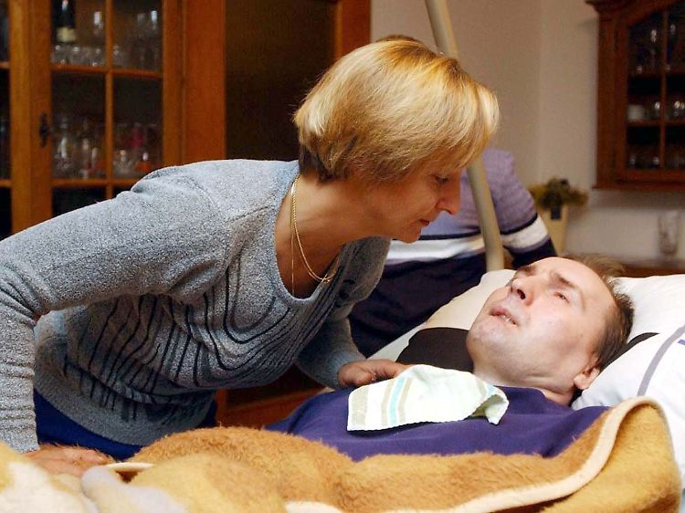 Jerzy Hawrylewicz, ehemaliger Zweitligaspieler des VfL Oldenburg, ist nach fast 17 Jahren im Wachkoma im Februar 2009 in Oldenburg gestorben.