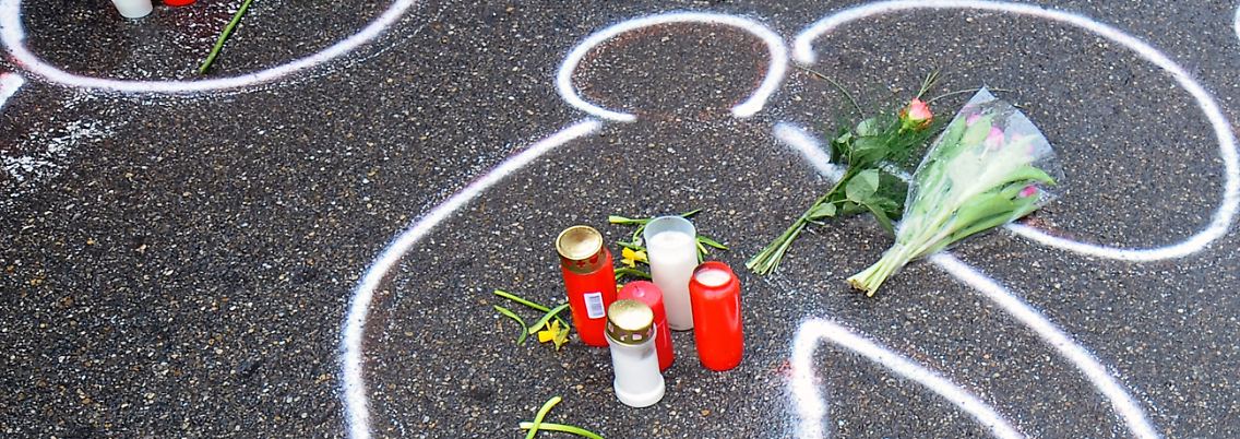 Kreidespuren zeigen den Umriss des Amokläufers Tim K. vor einem Autohaus in Wendlingen am Neckar am 15.03.2009.