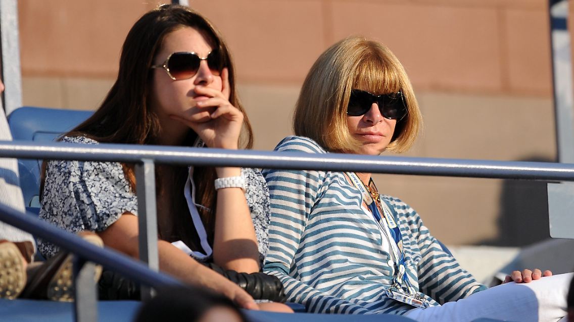 Anna Wintour arbeitet nicht immer! Hier ist sie gerade mit ihrer Tochter Bee beim Tennis-Gucken bei den US Open.
