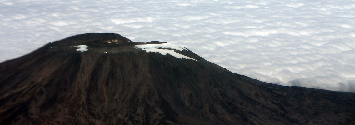Der Kilimandscharo ist am höchsten Gipfel 5.895 Meter hoch.
