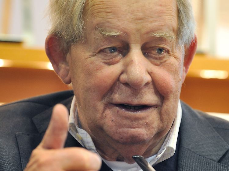 Lenz erhielt den Lew-Kopelew-Preis für Frieden und Menschenrechte 2009.