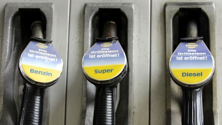 Wer zur falschen Zapfpistole greift, verliert bei Schäden am Auto nicht zwangsläufig den Versicherungsschutz.