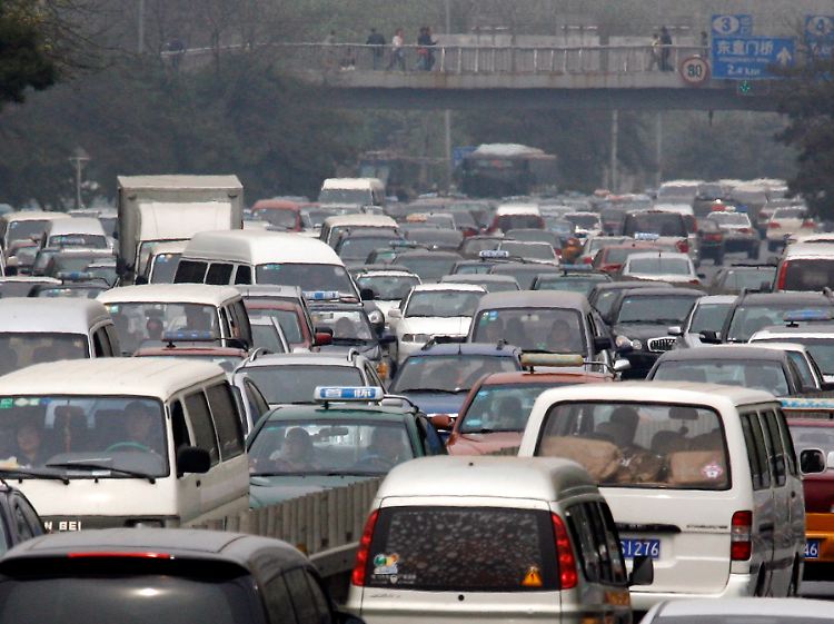 Stoßverkehr in Peking: Staatliche Anreize erhöhen vor allem in ländlichen Regionen die Kauflaune.