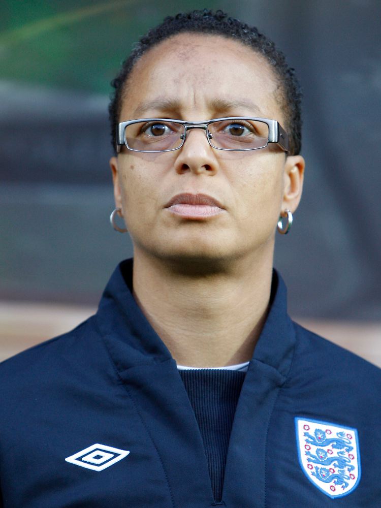 Trainerin Hope Powell trainiert Englands Frauen seit elf Jahren.