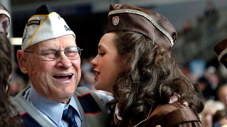 Robert Templet überlebte den Angriff auf Pearl Harbour - und bekam nun einen dicken Schmatzer.