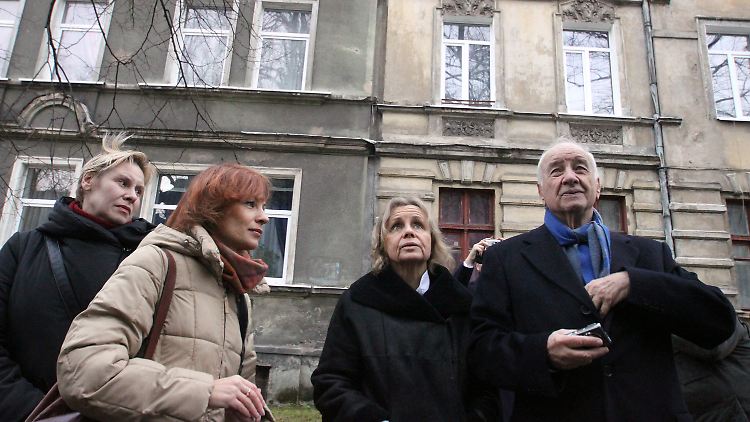 Mueller-Stahl mit seiner Frau Gabriele (2.v.r.) vor seinem ehemaligen Elternhaus.
