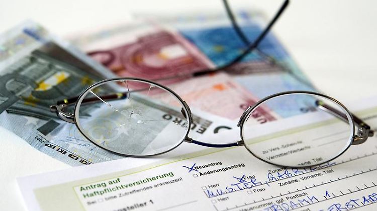 Dem Kollegen die Brille zertrümmert - und womöglich das Auge verletzt: Wer dann keine Haftpflichtversicherung hat, muss für den Schaden selbst aufkommen.