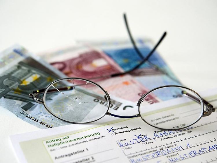 Dem Kollegen die Brille zertrümmert - und womöglich das Auge verletzt: Wer dann keine Haftpflichtversicherung hat, muss für den Schaden selbst aufkommen.